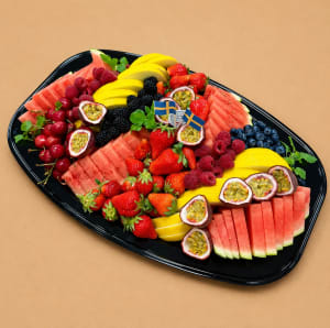 fruktfat med melon, jordgubbar, blåbär och annat