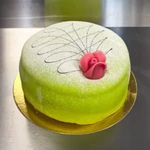Klassisk prinsesstårta med sockerkakasbotten, vaniljkräm, grädde och marsipan