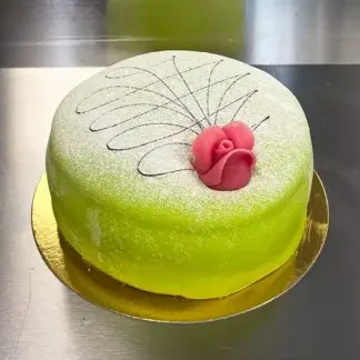 Klassisk prinsesstårta med sockerkakasbotten, vaniljkräm, grädde och marsipan