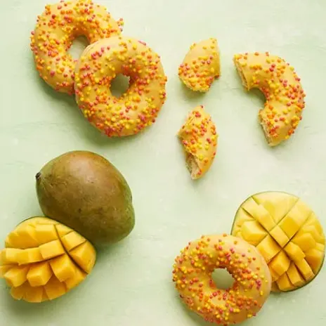 Donut men mangofyllning, glasyr och strössel.