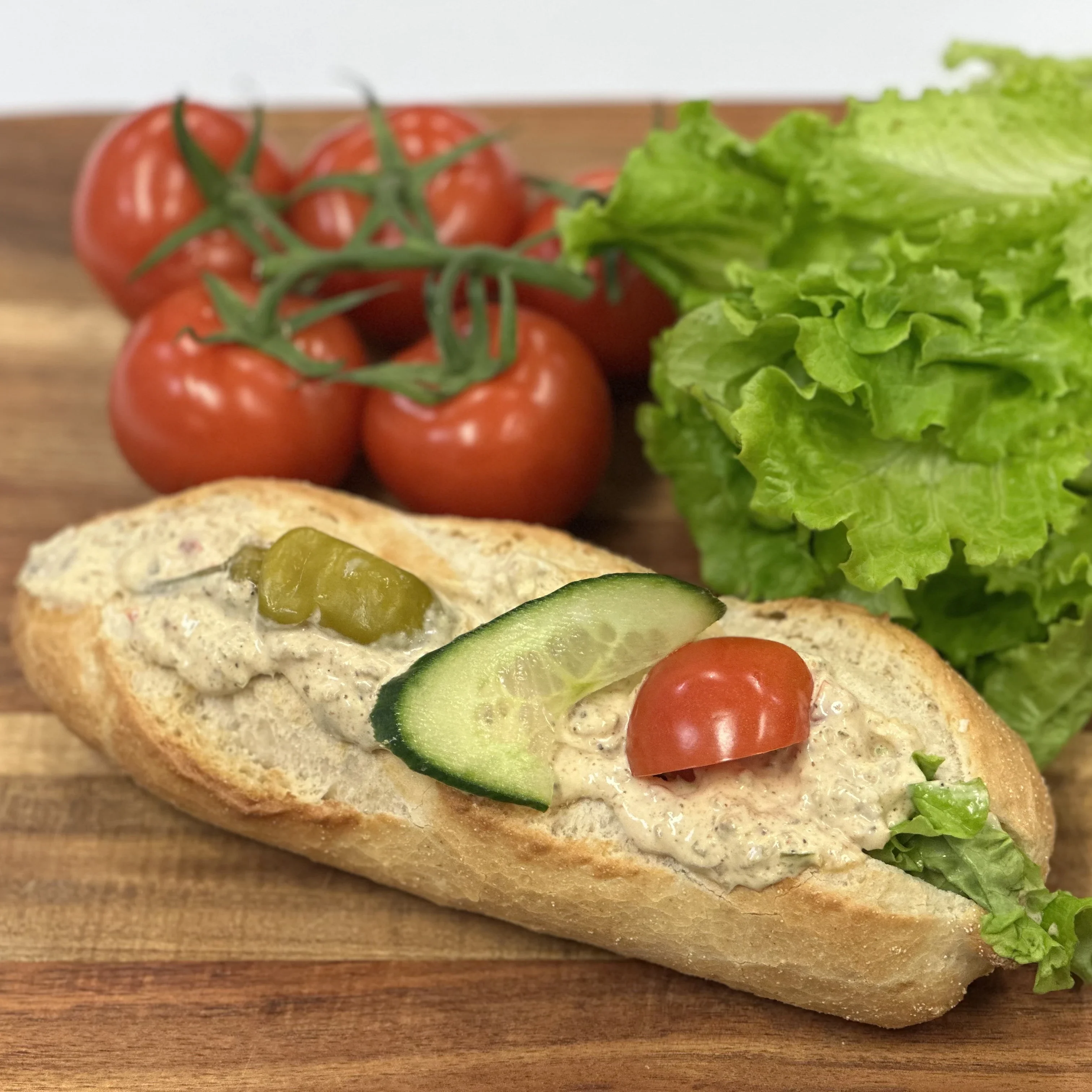 Nybakad baguette med kebabröra, sallad, fefferoni, tomat och gurka.