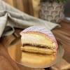 Bit av en opera med hallonsylt, vaniljkräm och grädde