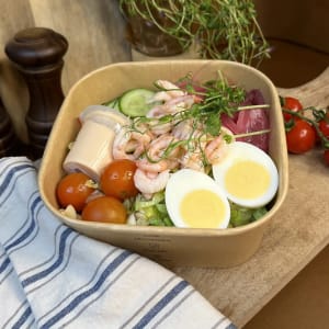 Sallad med pasta, ägg och räkor. Till detta rhod islandsås.