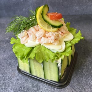 En härlig räkbakelse toppad med räkor,ägg, citron och dill.