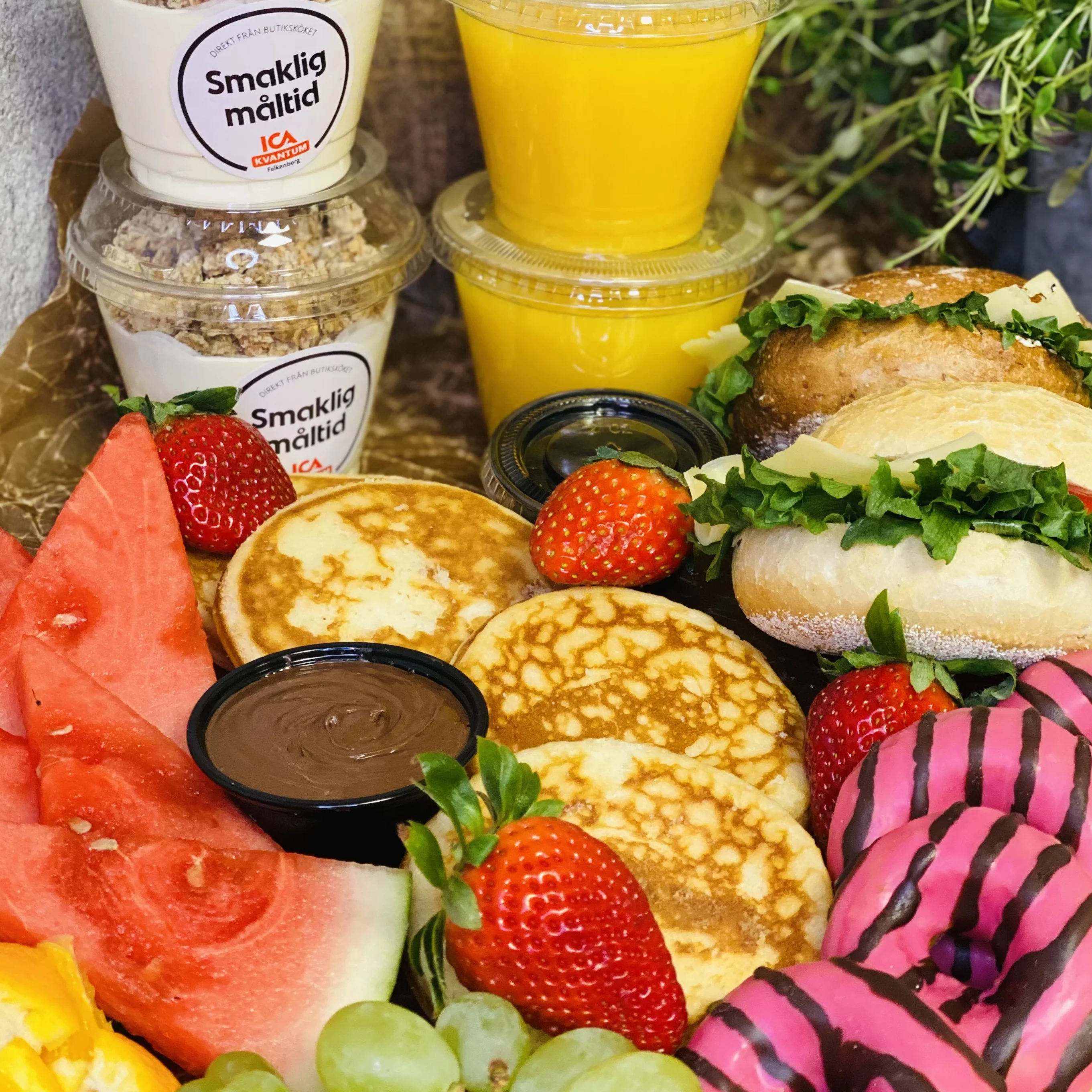 Brunch för två. Med bland annat american pancakes, fralla, frukt och donuts.
