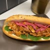 En sub med Majonäs, pulledpork och picklad rödlök.