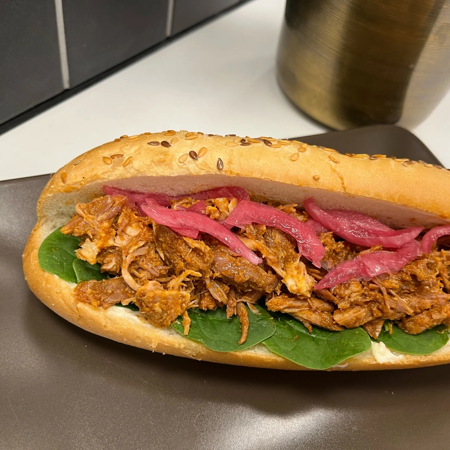 En sub med Majonäs, pulledpork och picklad rödlök.