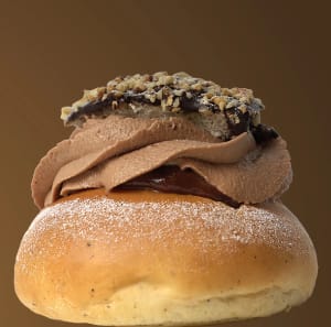 En semla med nutellagrädde, nutella och rostade nötter