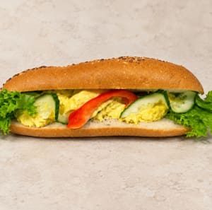 Baguette med kycklingröra, sallad, gurka och paprika.