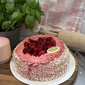 Hallontårta med färska härliga hallon på toppen