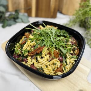 Pesto, pasta, soltorkad tomat,