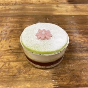 En dessert uppbyggd med samma ingredienser som i en prinsesstårta