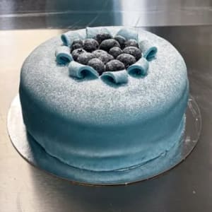 Härlig tårta med sockerkaksbotten, blåbär, vaniljkräm, blåbärsgrädde och marsipan.