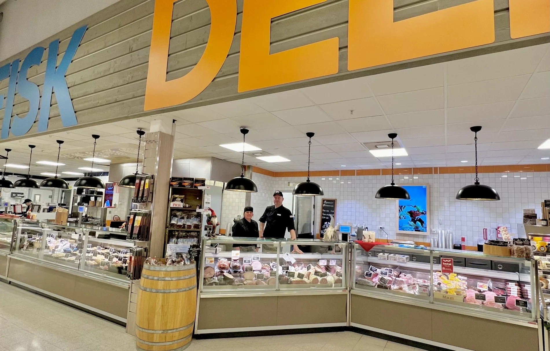 Vår delikatessdisk, fiskdisk och bageri erbjuder många fina och goda läckerheter.