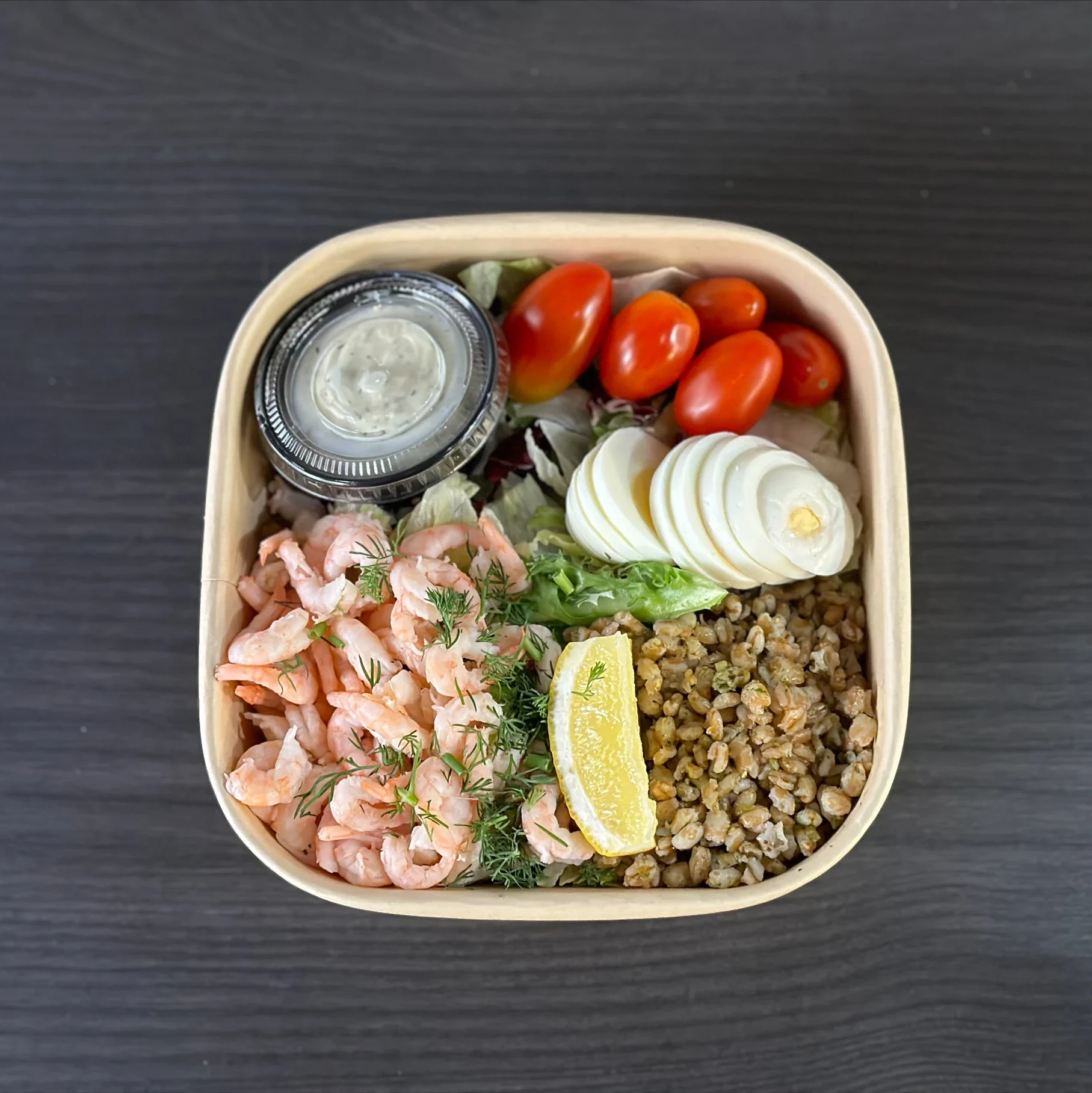 Rejäl sallad med matvete, handskalade räkor, och örtdijonaise