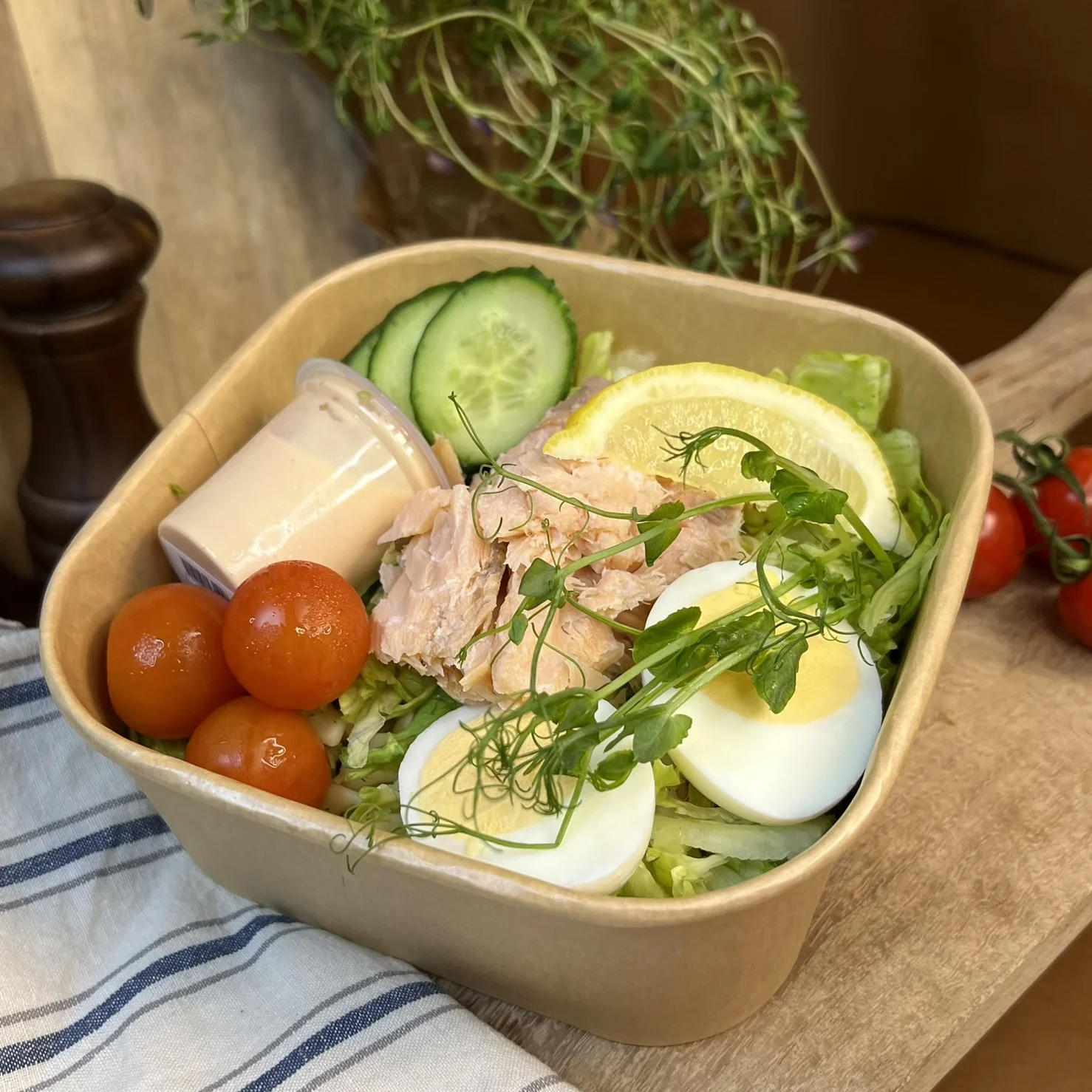 Sallad på varmrökt lax. Perfekt till lunchen och picknicken