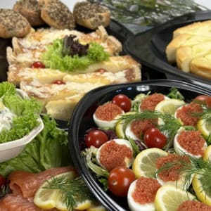 Bilden visar en påskbuffé med bland annat ägghalvor, skagenröra och lammstek.