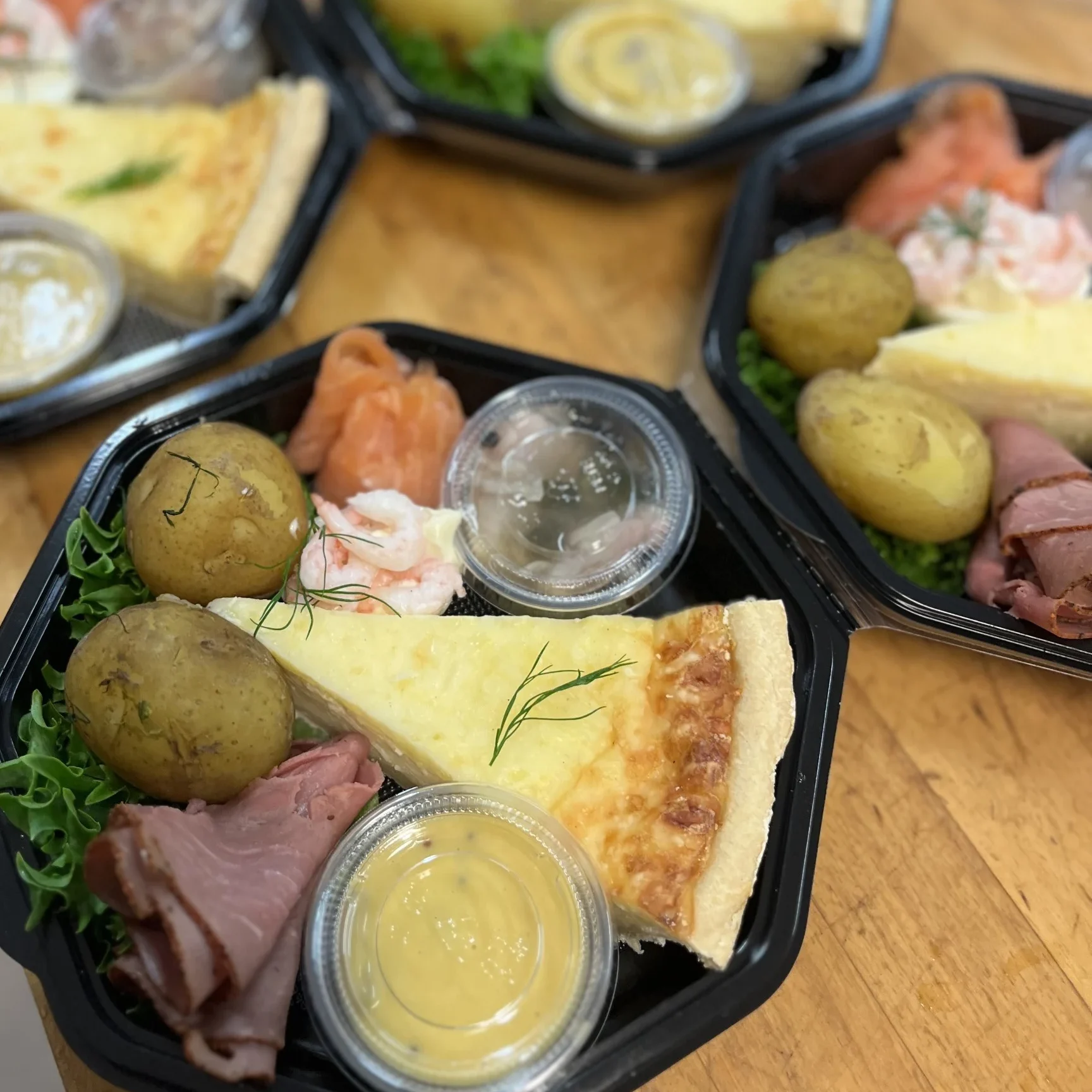 Midsommartallrik med västerbottenpaj, ägghalva, färskpotatis, lax, rostbiff, två sorters sill