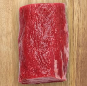 Oxfile i bit på en skärbräda av trä