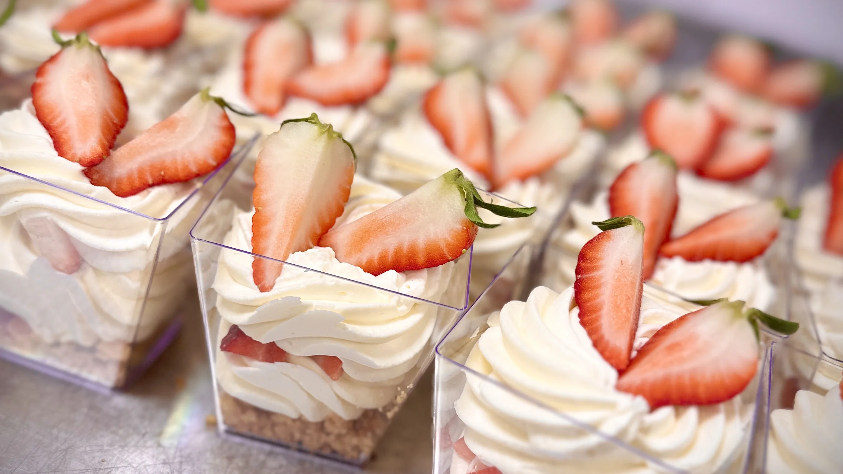 Jordgubbscheesecake toppad med färska jordgubbar