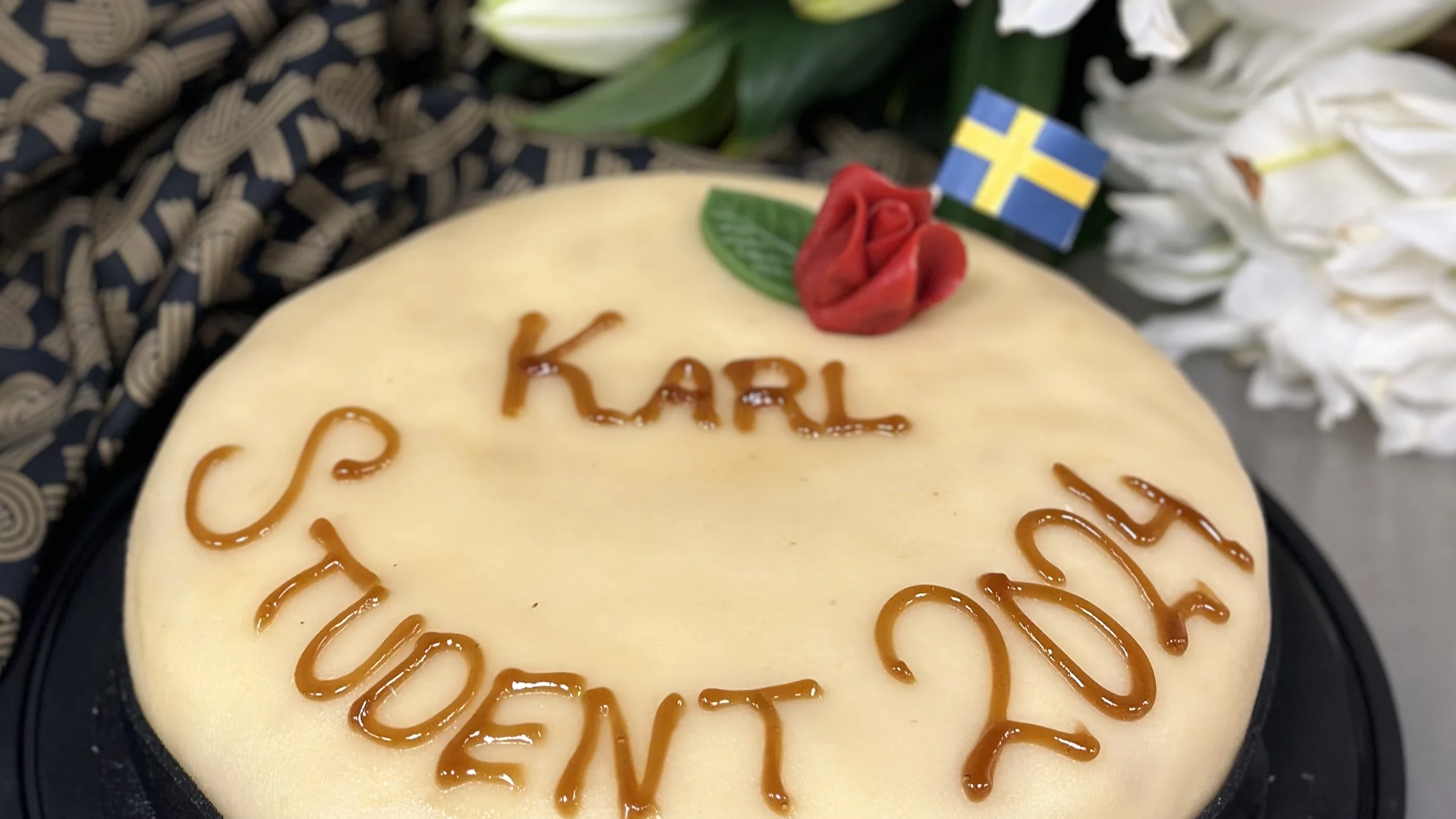 Bilden visar en studentmössetårta