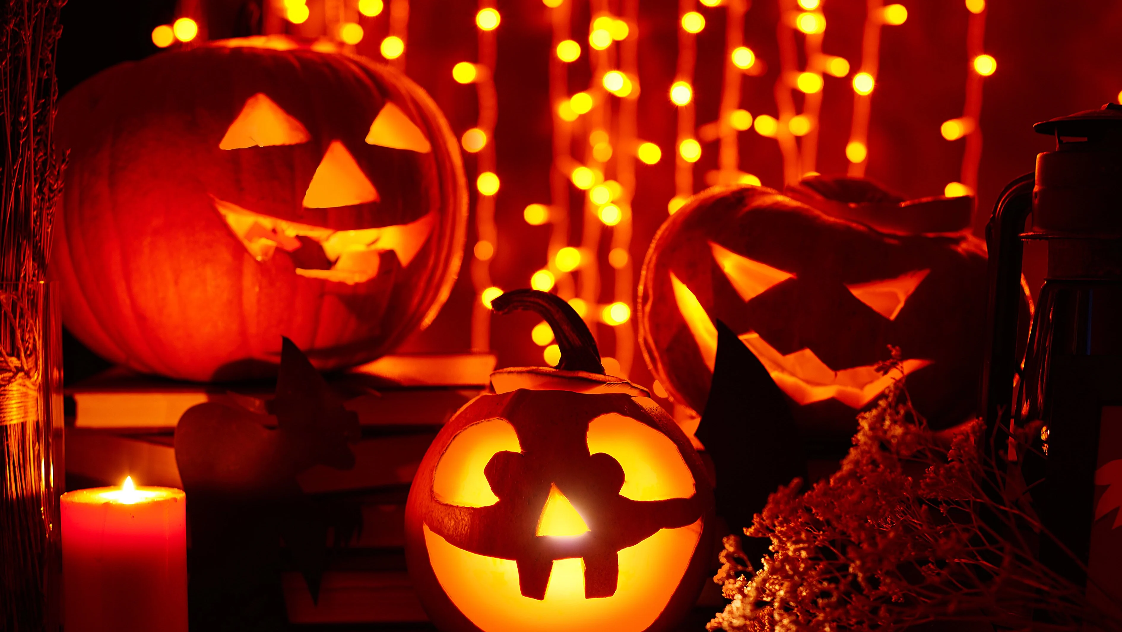 Halloweeen med massar av pumpor och ljus