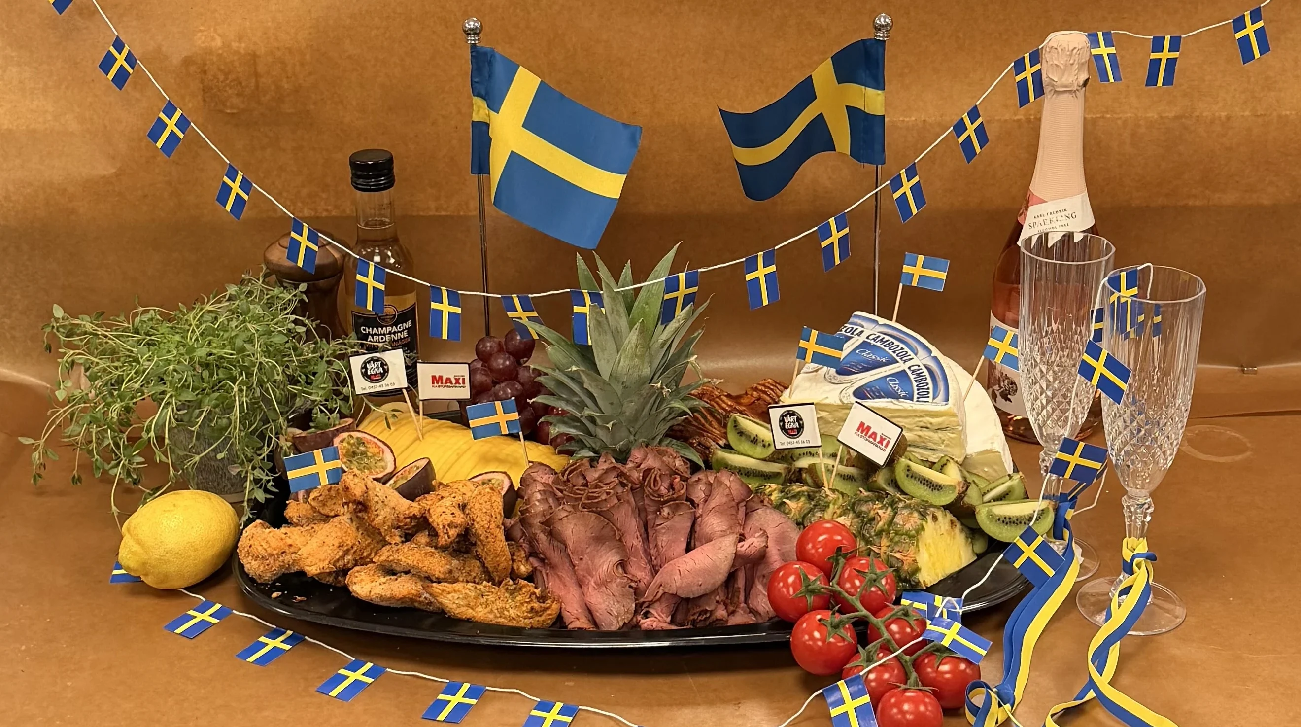 Planka med fläskfile, kycklingfile, rostbiff. 5sorters exotisk frukt och 2 sorters ostar.
