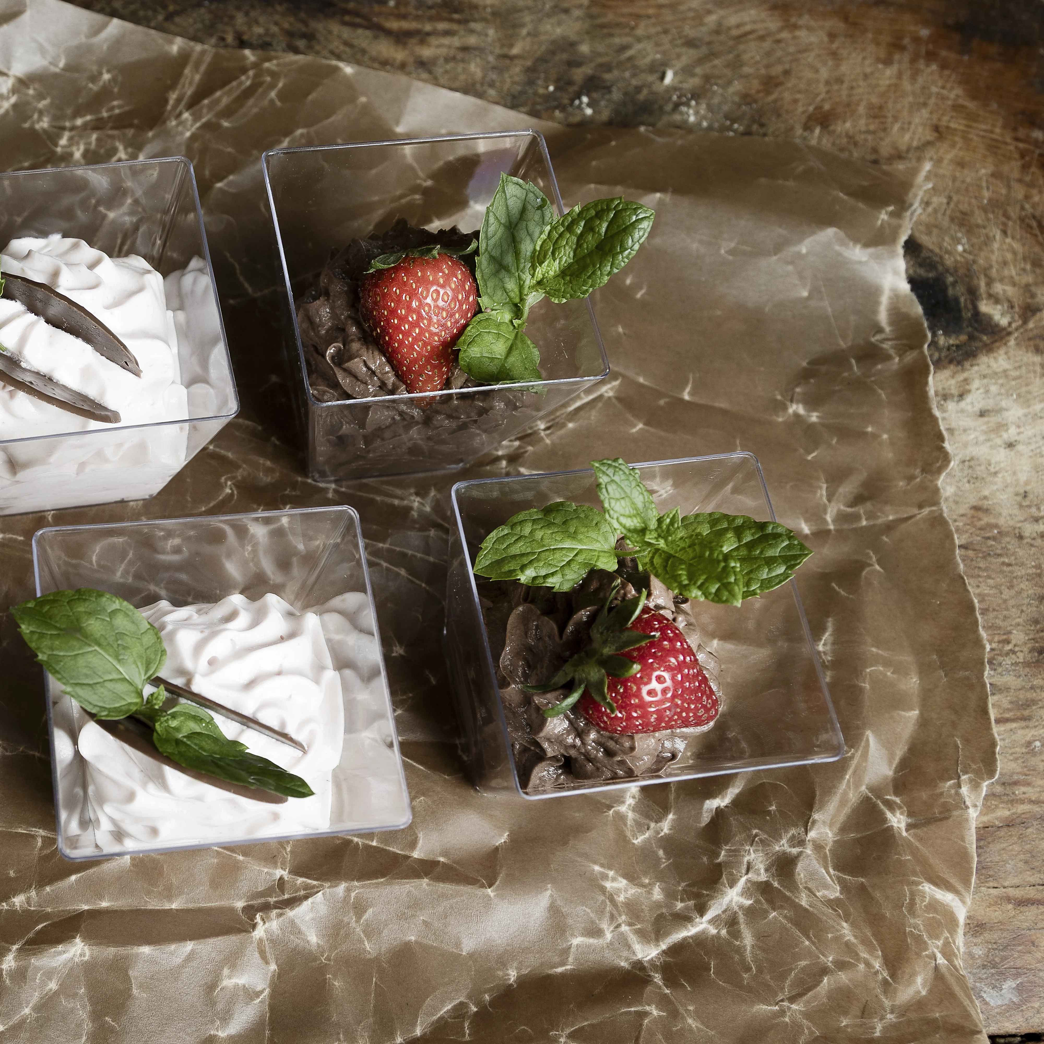 En fluffig smakrik chokladmousse med crisp. dekorerad med jordgubbar och citronmellis