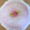 Rosa prinsesstårta med en ros på toppen