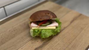 Rågfralla med ost, kalkon och grönsaker.