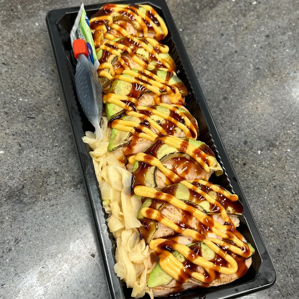 7 Bitar halstrad laxsushi, avokado, unagisås, chilimajonnäs, ingefära, soja, wasabi