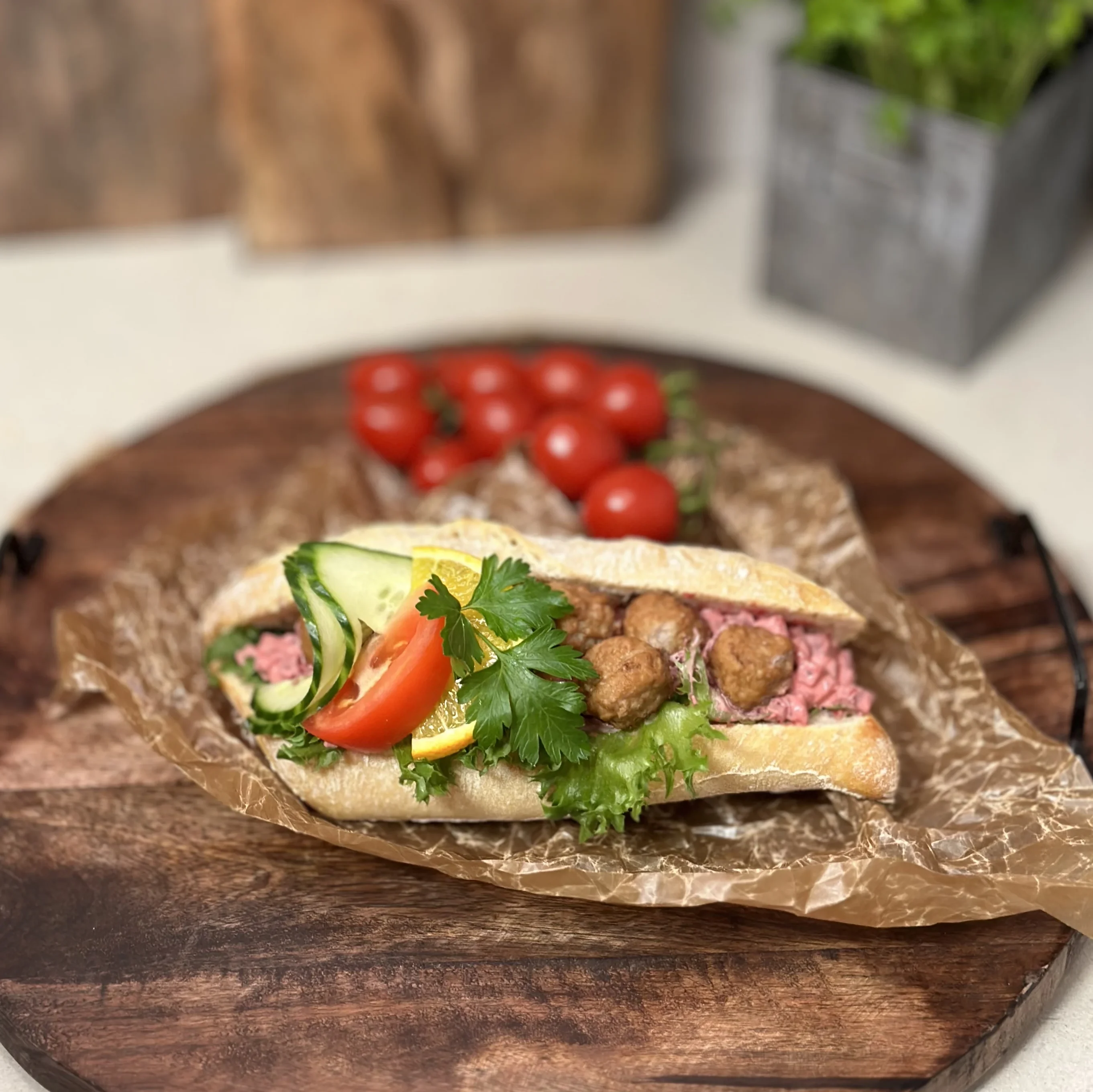 Köttbullsbaguette med rödbetssallad