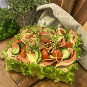 smörgåstårta med vegans chark och toppade med grönsaker