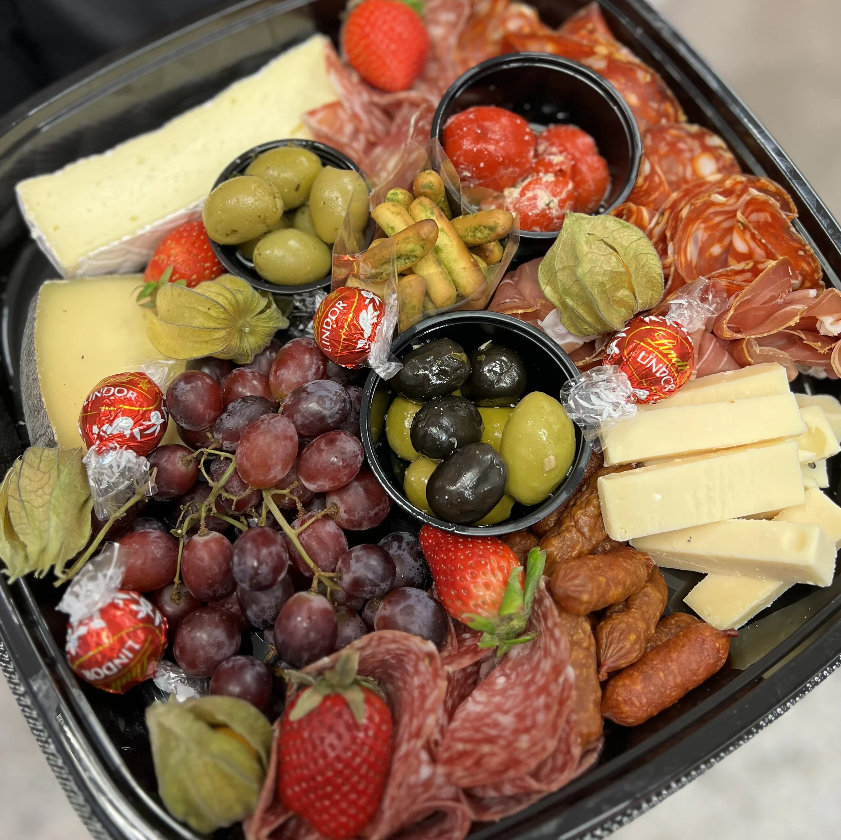 Vår fina, stora tapasbricka med delikatesser.