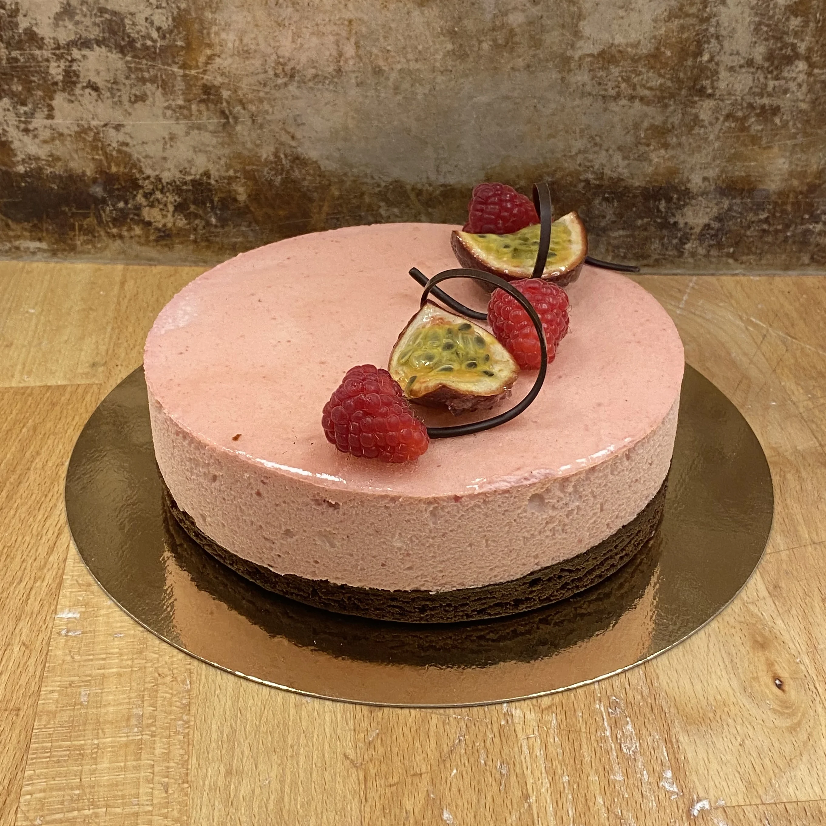 En hallon och passionfruktsmoussetårta med chokladbotten