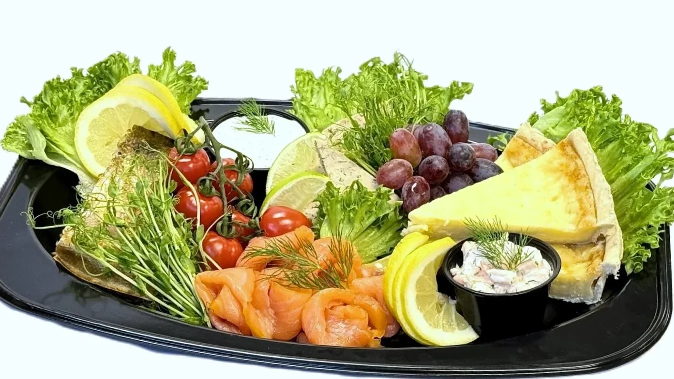 Cateringfat med kallrökt lax, varmrökt lax, skaldjurspaté, såser och västerbotten paj