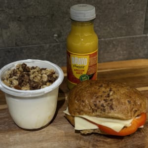 Frukostpåse med fralla, juice, yoghurt, catering varberg, varberg catering