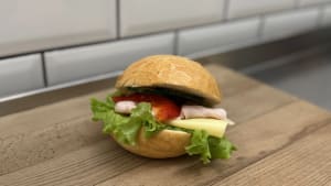 Ljus frallla med ost, kalkon och grönsaker.