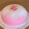 Rosa prinsesstårta med en ros på toppen
