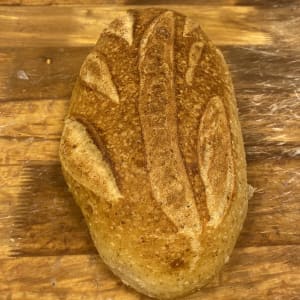 Surdegslimpa med grahamsmjöl med snitt