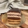 Chokladtårta med chokladspån i bit