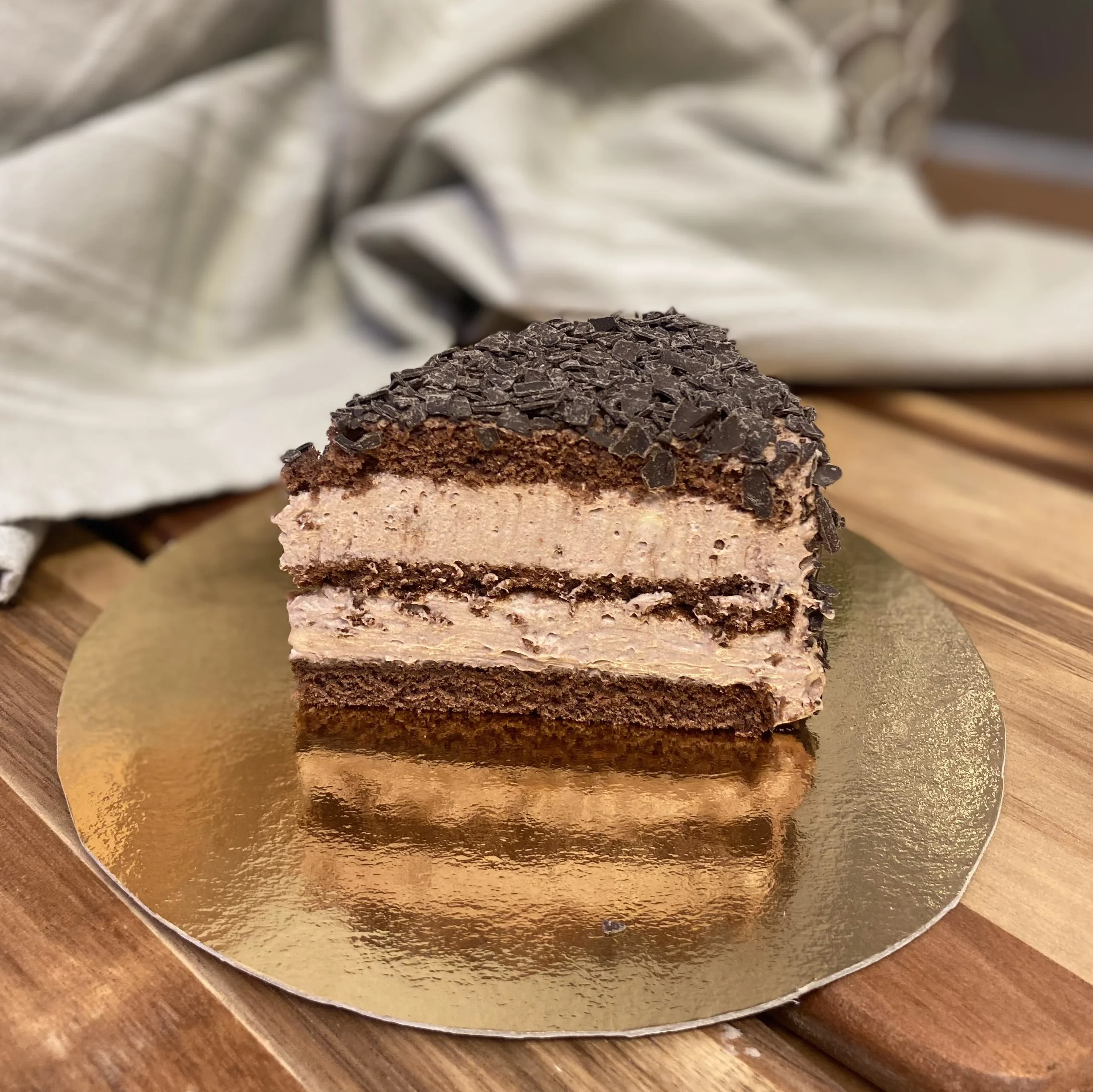 Chokladtårta med chokladspån i bit