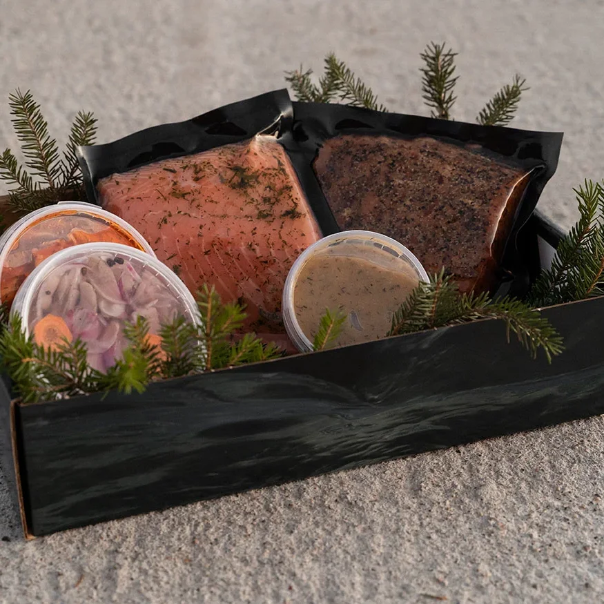 Svart presentlåda fylld med fiskdelikatesser från Bergmans Fisk