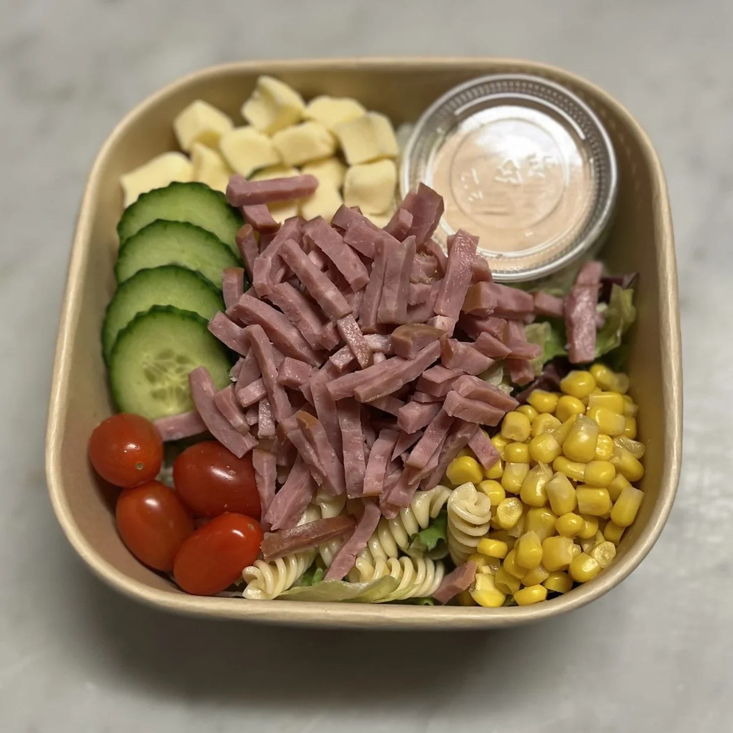 Sallad med skinka, pasta, och grönsaker.