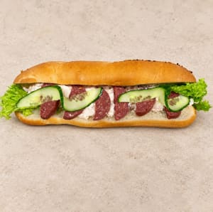 Baguette med räksallad, gustafskorv, sallad och gurka.