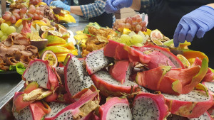 Köket lägger upp vackra bufféer med exotisk frukt.