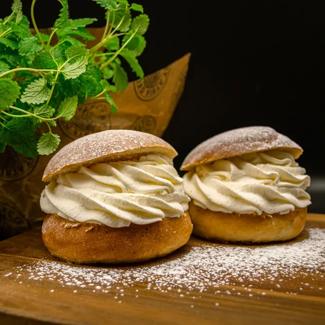 Två goda semlor. Välj mellan vanilj och mandelfyllning