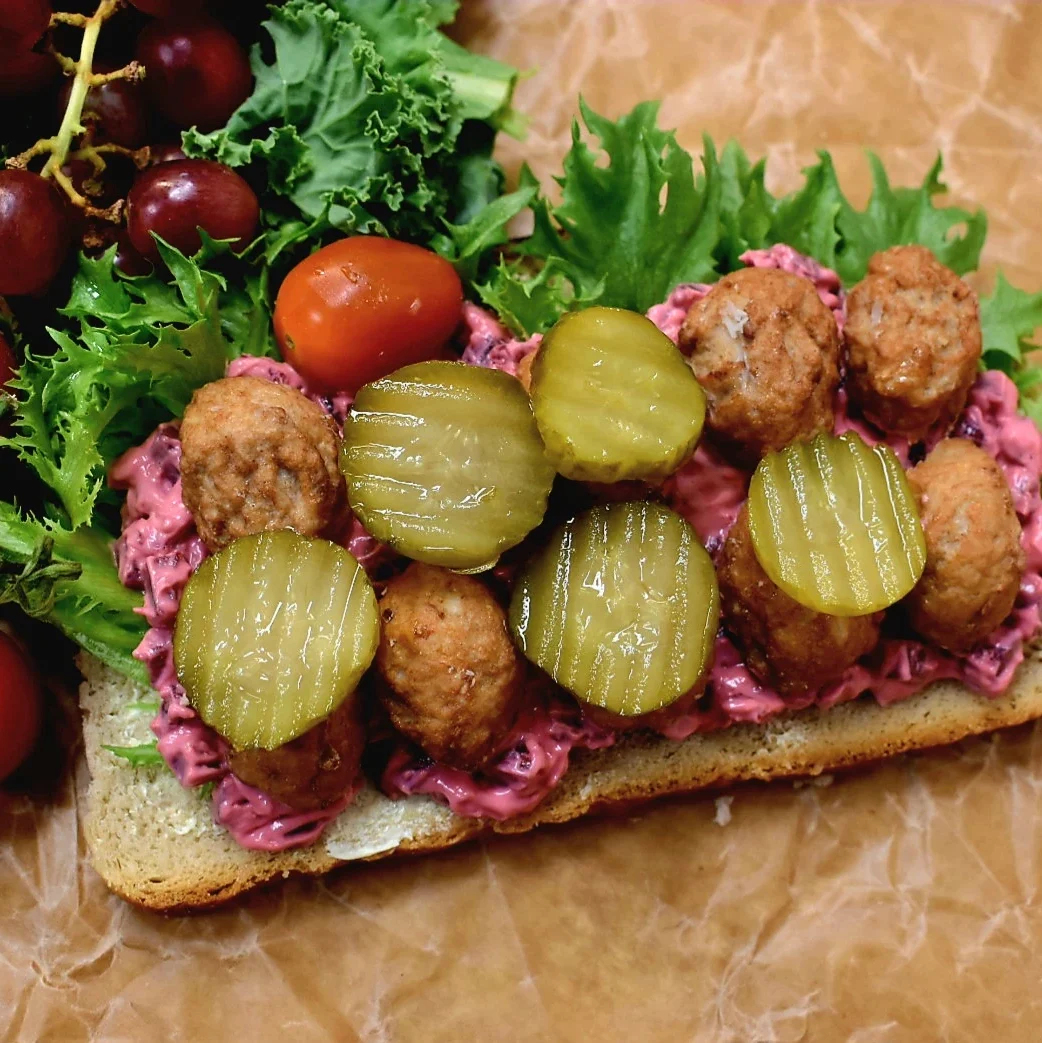 Köttbullemacka med köttbullar-rödbetssallad-smörgåsgurka.