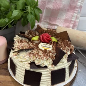 Schwarzwaldstårta med ros på toppen