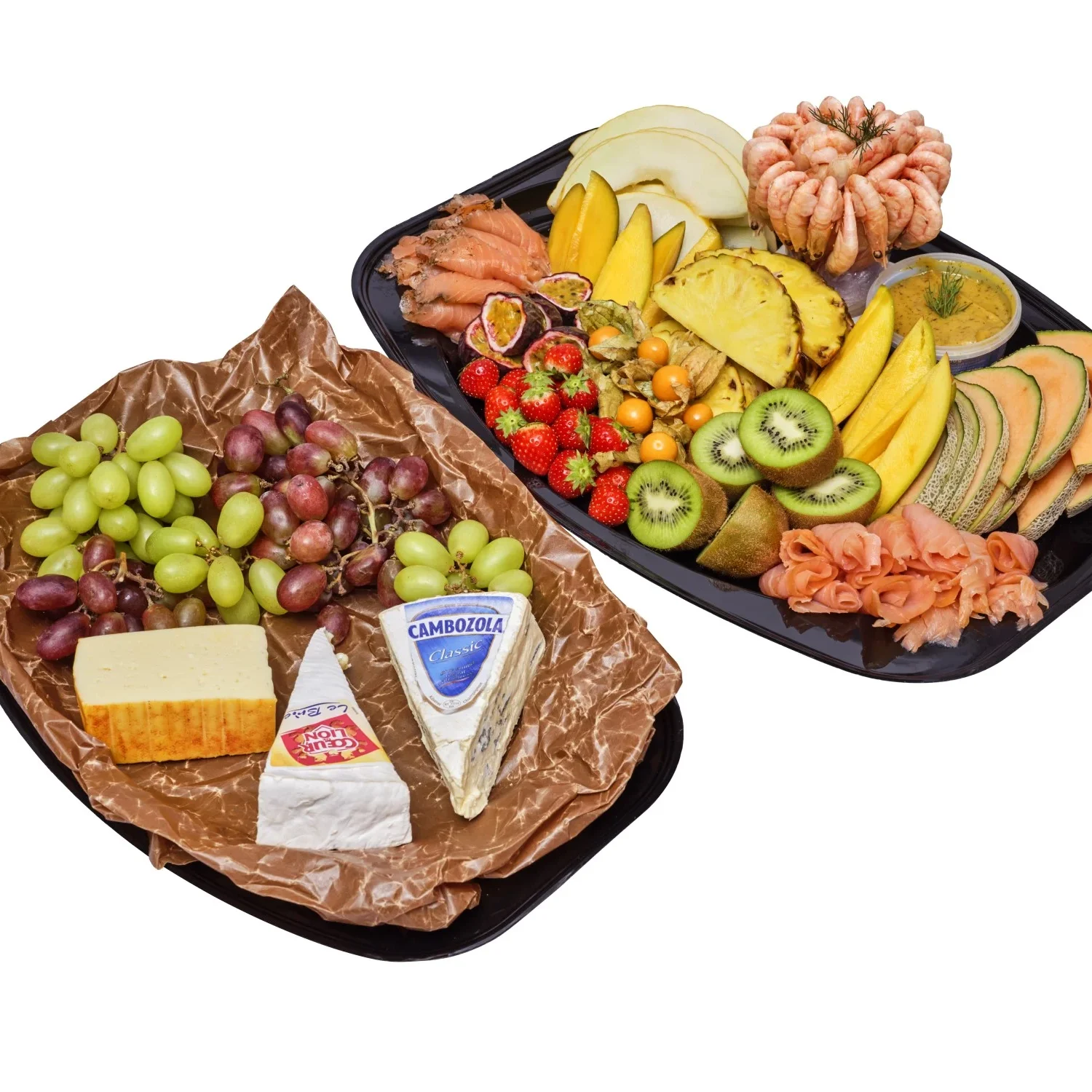 Kökets lax och räkfat med bland annat rökt och gravad lax, räkor med skal, ostar och frukter.